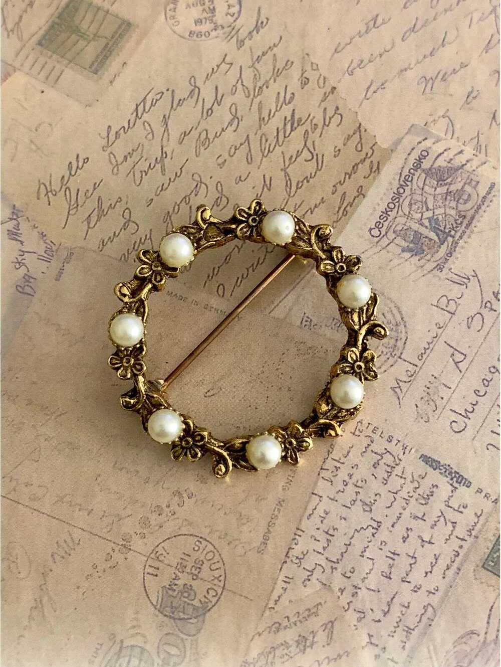 Vintage Charming Gold Tone Floral Pearl Circle Brooch Pin Accessory